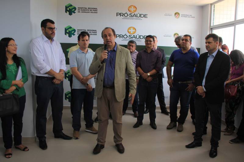 Hospital Regional de Marabá amplia serviço para atender pacientes com insuficiência renal Neste sábado, 8/12, o serviço de hemodiálise foi ampliado no sudeste do Pará, com a entrega do primeiro bloco do projeto de reforma e ampliação do Hospital Regional do Sudeste do Pará - Dr. Geraldo Veloso (HRSP), em Marabá (PA). Com mais de 900 metros quadrados construídos, três andares e mais de R$ 5 milhões investidos em sua construção e aquisição de equipamentos, o prédio abrigará além de 20 máquinas de hemodiálise, a área administrativa e o Centro de Ensino e Pesquisa, o que amplia a vocação da Unidade que passa a ser um centro formador de profissionais da saúde na região. A cerimônia de entrega reuniu autoridades como o secretário de Estado de Saúde Pública do Pará, Vitor Mateus, o prefeito de Marabá, Sebastião Miranda Filho, o presidente da Câmara Municipal de Marabá, Pedro Corrêa, o diretor Operacional da Pró-Saúde Associação Beneficente de Assistência Social e Hospitalar no Pará, Rogério Kuntz, e o diretor Hospitalar da Unidade, Valdemir Girato, além de representantes dos 22 municípios de abrangência do Hospital. 

FOTO: RODOLFO OLIVEIRA / AG. PARÁ
DATA: 08.12.2018
MARABÁ - PARÁ <div class='credito_fotos'>Foto: Rodolfo Oliveira/Ag. Pará   |   <a href='/midias/2018/originais/a877a662-bc66-4238-8b82-c911ed3a31c0.jpg' download><i class='fa-solid fa-download'></i> Download</a></div>