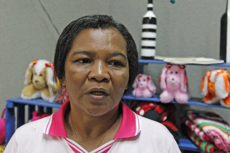As detentas do Centro de Recuperação Feminino (CRF), em Ananindeua, e que fazem parte da Cooperativa Social de Trabalho Arte Feminina Empreendedora (Coostafe) - primeira formada exclusivamente por mulheres presas no Brasil -, ganharam nova oportunidade para vender os produtos produzidos e expandir o negócio, que começou dentro da unidade prisional há cerca de quatro anos. Uma parceria entre a Superintendência do Sistema Penitenciário do Estado (Susipe) e a Associação dos Distribuidores Atacadistas do Estado do Pará (Adapa), viabilizou espaço dentro de um shopping center de Ananindeua, para venda dos trabalhos produzidos na cooperativa com o Amigos do Meio Ambiente (AMA), projeto de sustentabilidade socioambiental. Duas detentas vão diariamente ao local fazer a venda dos produtos, acompanhadas de uma agente penitenciária da Susipe. Lá, estão expostos todo o artesanato feito por elas, inclusive com material reciclável, transformando o lixo em artigos de luxo. Na foto, a detenta Maria do Socorro Cruz, de 53 anos.
FOTO: AKIRA ONUMA / ASCOM SUSIPE
DATA: 23.04.2018
BELÉM - PARÁ <div class='credito_fotos'>Foto: Akira Onuma / Ascom Susipe | <a href='/midias/2018/originais/a8800c97-6681-41c6-bb1e-45111402654e.jpg' download><i class='fa-solid fa-download'></i> Download</a></div>