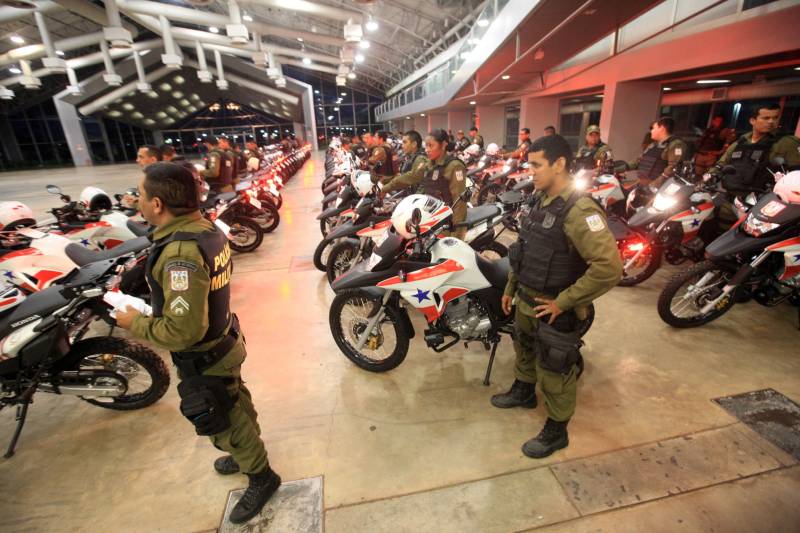 O Governo do Pará segue firme na política de prevenção e redução da criminalidade em todo o estado, com investimentos e o reforço de novos agentes que atuarão na segurança pública. Na tarde desta quinta-feira (22), os 474 aprovados em concurso público tomaram posse e receberam os equipamentos de trabalho. A cerimônia ocorreu no Hangar Convenções e Feiras da Amazônia, em Belém, e contou com a presença do governador Simão Jatene, entre outras autoridades.

FOTO: RODOLFO OLIVEIRA / AG. PARÁ
DATA: 22.03.2018
BELÉM - PARÁ <div class='credito_fotos'>Foto: Rodolfo Oliveira/Ag. Pará   |   <a href='/midias/2018/originais/a8805dfb-b102-4407-8b7a-bdd47b567291.jpg' download><i class='fa-solid fa-download'></i> Download</a></div>