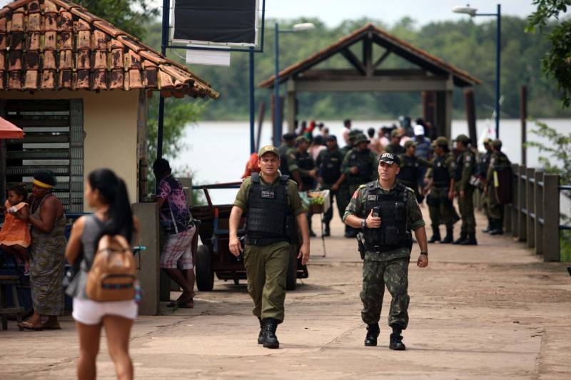 Os rios próximos a Belém são, muitas vezes, porta de entrada para o tráfico de drogas, comercialização de produtos ilegais, entre outros crimes, que influenciam diretamente a violência na Região Metropolitana de Belém (RMB). Para intensificar e otimizar as ações repressivas nas regiões das ilhas pertencentes a capital, a Secretaria de Estado de Segurança Pública e Defesa Social (Segup) realizou a Operação Yara na ilha de Cotijuba, neste sábado, 26.

FOTO: THIAGO GOMES / AG. PARÁ
DATA: 26.05.2018
COTIJUBA - PARÁ <div class='credito_fotos'>Foto: Thiago Gomes /Ag. Pará   |   <a href='/midias/2018/originais/a882e460-edfa-4e6c-9455-6db89c7a10e0.jpg' download><i class='fa-solid fa-download'></i> Download</a></div>