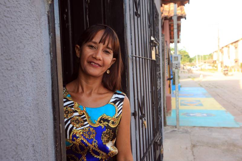 “Hoje o carro para na porta da minha casa”, comemora Silvana Araújo (foto), moradora da comunidade de Taboquinha, localizada em Icoaraci, na Grande Belém. A recepcionista foi uma das mais de mil pessoas beneficiadas com casas pelo projeto homônimo à localidade, executado pela Companhia de Habitação do Pará (Cohab). O investimento do Governo do Estado no que é sua maior obra de intervenção urbana foi de quase R$ 44 milhões.

FOTO: SIDNEY OLIVEIRA/AG. PARÁ
DATA: 24.11.2018
BELÉM - PARÁ <div class='credito_fotos'>Foto: Sidney Oliveira/Ag. Pará   |   <a href='/midias/2018/originais/a886657f-8a9c-4678-b3b5-78e1d746e261.jpg' download><i class='fa-solid fa-download'></i> Download</a></div>
