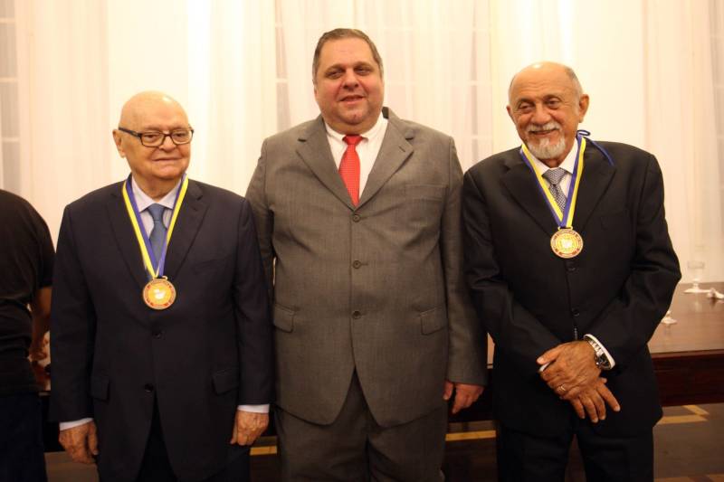 O governador Simão Jatene foi homenageado pela Associação do Corpo Consular no Estado do Pará (ACCP) com a Comenda do Mérito Consular João Clemente Baena Soares. A maior honraria da entidade foi entregue na noite desta quinta-feira (22), no salão nobre do prédio sede da Associação Comercial do Pará (ACP), em Belém. Na foto, o governador Simão Jatene (d), o embaixador Baena Soares (e), e o presidente da Associação Comercial do Pará (ACP), Faed Massoud (c).
FOTO: IGOR BRANDÃO / AG. PARÁ
DATA: 22.02.2018
BELÉM - PARÁ <div class='credito_fotos'>Foto: IGOR BRANDÃO / AG. PARÁ | <a href='/midias/2018/originais/a88daf00-acf8-4b87-81bc-5b3f29ad7ee8.jpg' download><i class='fa-solid fa-download'></i> Download</a></div>