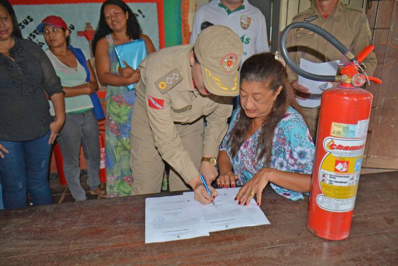 Moradores da comunidade Pantanal, no bairro do Mangueirão, em Belém, receberam, nesta terça-feira (10), 100 kits de gás de cozinha, contendo registro regulador e mangueira. A ação foi realizada pelo 27º Grupamento do Corpo de Bombeiros Militar do Pará. O objetivo da ação é demonstrar como se deve agir diante de uma situação de vazamento do Gás Liquefeito de Petróleo (GLP). A programação contou com o apoio da empresa Liquigás, que realizou a doação dos kits. Já a equipe da Defesa Civil orientou os moradores sobre prevenção de acidentes. “A necessidade é observar a validade do registro e das mangueiras, bem como desmistificar algumas situações quando se tenta impedir um vazamento”, explicou a sub-comandante do 27º GBM, Major Gabriela Contente. O 27º Grupamento de Bombeiros Militar fica no bairro do Mangueirão e atende sete bairros (Mangueirão, Castanheira, Marambaia, Una, Cabanagem, Parque Verde e Benguí) da capital paraense. Na foto, assinatura do termo do Corpo de Bombeiros da doação do extintor de gás para escola Jardim Jaderlar.
FOTO: CARLOS YURI / ASCOM CBMPA
DATA: 10.04.2018
BELÉM - PARÁ <div class='credito_fotos'>Foto: CARLOS YURI / ASCOM CBMPA | <a href='/midias/2018/originais/a88f6330-988d-45a4-84d6-836cf94b80d4.jpg' download><i class='fa-solid fa-download'></i> Download</a></div>