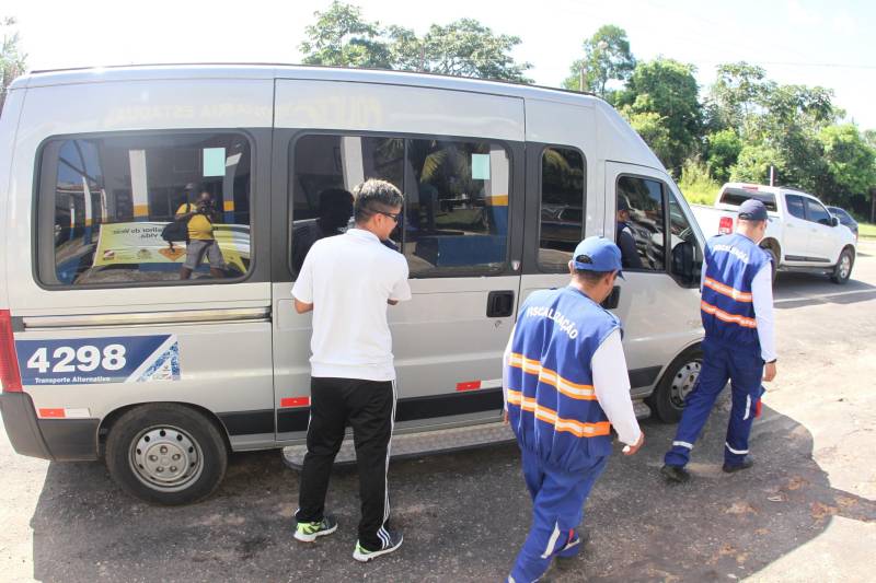 Durante o mês de julho, a Agência de Regulação e Controle de Serviços Públicos do Pará (Arcon) vai intensificar a fiscalização nos pontos de grande fluxo de passageiros em Belém e no interior. É a Operação Verão 2018, com 84 agentes espalhados por todo o Estado, um aumento de 29% em relação ao ano passado, que trouxe 65 fiscais. A ação é integrada com as Polícias Rodoviárias Federal (PRF) e Estadual (PRE) e a Polícia Militar do Estado (PM).
FOTO: CRISTINO MARTINS / ARQUIVO AG. PARÁ
DATA: 09.07.2017
SALINAS - PARÁ <div class='credito_fotos'>Foto: Cristino Martins/Ag. Pará | <a href='/midias/2018/originais/a8929d7f-4142-4e69-abc2-f7c53a5ba846.jpg' download><i class='fa-solid fa-download'></i> Download</a></div>