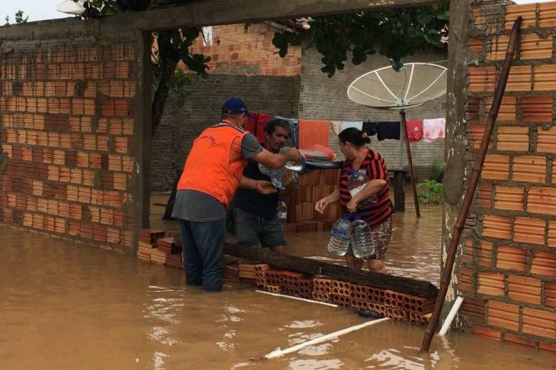 A Defesa Civil do Pará está em plena execução do Plano de Contingência para desastres hidrometeorológicos 2018-2019. As ações têm o sentido de atender municípios em situações mais críticas por conta da intensidade das chuvas previstas para o período do inverno amazônico. A atenção está voltada a possíveis cheias de rios localizados no sul e sudeste paraense, cheias em decorrência das intensas chuvas. Segundo a Defesa Civil, as chuvas nas duas regiões já chegaram 80% do previsto para todo o mês de fevereiro. As equipes de socorro estão monitorando os rios Itacaiúnas, Tocantins, Araguaia e Parauapebas. No último trimestre, compreendido entre outubro a dezembro de 2017, foram registrados 470 mm de índice pluviométrico, 20 pontos a mais que a média histórica entre 1981 e 2010, que foi de 450 mm. Na foto, entrega de água em Parauapebas- pa.
FOTO: DIVULGAÇÃO
DATA: 10.02.2018
PARAUAPEBAS - PARÁ <div class='credito_fotos'>Foto: Divulgação | <a href='/midias/2018/originais/a893fb60-385f-467a-835c-02d2414a9a73.jpg' download><i class='fa-solid fa-download'></i> Download</a></div>