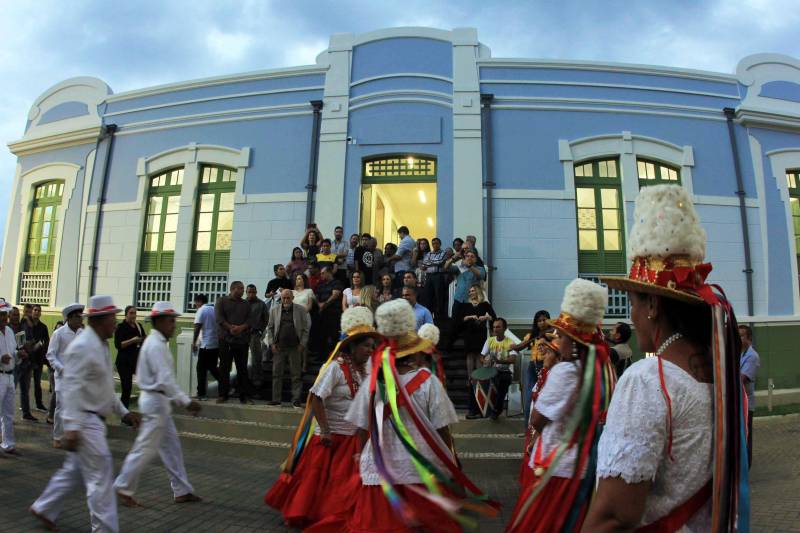 Ao som da Marujada, das ladainhas e do retumbão, o Governo do Estado inaugurou na noite de sábado, 15, o Liceu de Música de Bragança. A entrega do liceu e do teatro que compõe o projeto elaborado pela Secretaria de Estado de Cultura  (Secult)  aconteceu no clima da Marujada, festa folclórico-religiosa que começa neste domingo, 16.

FOTO: RODOLFO OLIVEIRA / AG. PARÁ
DATA: 16.12.2018
BRAGANÇA - PARÁ <div class='credito_fotos'>Foto: Rodolfo Oliveira/Ag. Pará   |   <a href='/midias/2018/originais/a89d25ee-690a-4f86-bb6e-b276fcfe1eab.jpg' download><i class='fa-solid fa-download'></i> Download</a></div>