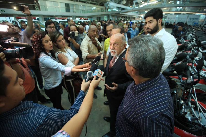 O Governo do Estado reforçou a parceria com a Prefeitura de Belém com a entrega, nesta quarta-feira (4), de 41 veículos que vão potencializar as ações de segurança na capital. A iniciativa faz parte do pacote de ações imediatas para 2018, anunciadas pelo Sistema de Segurança Pública do Estado em fevereiro deste ano contra a violência, que contempla a renovação da frota e equipamentos das Polícias Civil e Militar e fortalecimento das Guardas Municipais em todas as regiões do Estado, entre outras medidas. A entrega ocorreu no Hangar – Centro de Convenções e Feiras, em Belém. Ao todo, foram entregues 41 veículos, sendo seis picapes, dez carros modelo SUV e 25 motocicletas, totalizando um investimento de R$ R$2.062.160,00. Além das viaturas, foi firmado convênio entre o Governo do Estado e Prefeitura no valor de R$2.707.926,00 milhões para a compra equipamentos. O pacote contempla a aquisição de 300 pistolas 380, 16.200 munições e 600 coletes. As duas ações contabilizam mais de R$ 4,7 em investimentos para a Guarda Municipal de Belém. Na foto, o governador Simão Jatene.
FOTO: MÁCIO FERREIRA / AG. PARÁ
DATA: 04.07.2018
BELÉM - PARÁ <div class='credito_fotos'>Foto: MÁCIO FERREIRA/ AG. PARÁ | <a href='/midias/2018/originais/a8a01628-94cc-41f5-8304-998db4466179.jpg' download><i class='fa-solid fa-download'></i> Download</a></div>