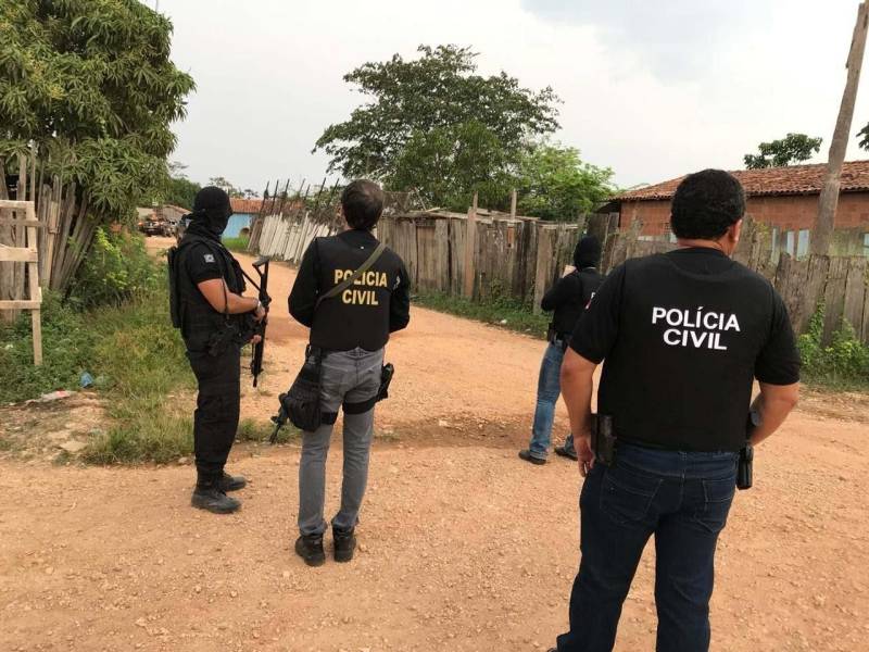 Os indicadores de violência do mês de dezembro deste ano mostram redução dos índices de roubo e mortes na região de Carajás, Sudeste do Estado. Até o dia 25 de dezembro de 2018, foram registradas 19 mortes na região, 16 a menos, nenhum latrocínio e 367 roubos, em 2017 no ano passado foram identificados 650 no mesmo período, ou seja, uma redução de quase 50%. Os dados foram contabilizados pelo Comando Regional de Policiamento II (CPR2) e a 10ª Região de Integração de Segurança Pública (RISP) da Polícia Civil, ambos com jurisdição em 16 munícipios, incluindo Marabá, Parauapebas e Canaã dos Carajás. De acordo com o comandante do CPR2, Coronel Mauro Sérgio, no ano de 2018 em relação a 2017, na região a redução de roubos foi de 25% e quase 50% nos latrocínios, que é roubo seguido de morte. Ele destaca que diante de uma crise econômica a violência tende a aumentar, mas devido ao modo de comandar baseado em três pilares de segurança que são gestão, transparência e comando, os índices diminuíram. Na foto, operação da Polícia Civil na região.

FOTO: ASCOM / CRGSP
DATA: 29.12.2018
BREJO GRANDE DO ARAGUAIA - PARÁ <div class='credito_fotos'>Foto: ASCOM CRGSP   |   <a href='/midias/2018/originais/a8a0c955-b4ac-471f-9673-20dd66f1ad02.jpg' download><i class='fa-solid fa-download'></i> Download</a></div>