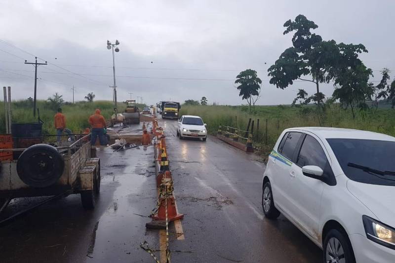 A Secretaria de Estado de Transportes (Setran) tem atuado para solucionar ocorrências provocadas pelas fortes chuvas que atingem as estradas do Pará. Tratores foram utilizados para retirar o acúmulo de terra sobre a PA-275 (foto) e na PA-256 foi realizado serviço de contenção no lado crítico da rodovia, sendo possível liberar uma faixa para o trânsito seguro de veículos. A estrada está sinalizada e a área de risco devidamente delimitada com madeira. O trabalho terá continuidade nesta terça-feira, 10, caso haja condições climáticas favoráveis. Há controle de tráfego Pare/Siga via rádio para evitar acidentes no local.
FOTO: ASCOM SETRAN
DATA: 10.04.2018
PARAGOMINAS - PARÁ <div class='credito_fotos'>Foto: ASCOM SETRAN | <a href='/midias/2018/originais/a8a635ef-9513-4e1a-8f39-5cbd2c8509d7.jpg' download><i class='fa-solid fa-download'></i> Download</a></div>