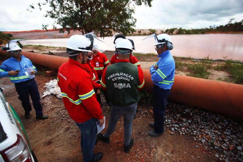 Iniciou neste sábado, 24, o prazo que o Governo do Estado deu para que a empresa de alumínio Hydro Alunorte adote procedimentos e mecanismos seguros ambientalmente, a fim de que as bacias de resíduos da empresa baixem os níveis em pelo menos um metro – o que é definido tecnicamente como padrão de segurança com comprovação permanente da redução e manutenção dos níveis. Uma equipe de fiscalização da Secretaria de Estado de Meio Ambiente e Sustentabilidade (Semas) está no município para fazer o monitoramento dos níveis das bacias do sistema de tratamento dos rejeitos da Bauxita. "Vamos montar equipes para, de duas em duas horas, avaliar o nível das bacias. Em caso de chuva o monitoramento será feito de uma em uma hora", explicou Rejiane Santos, geóloga da Diretoria de Licenciamento Ambiental da Semas.
FOTO: IGOR BRANDÃO / AG PARÁ
DATA: 24.02.2018
BELÉM - PARÁ <div class='credito_fotos'>Foto: IGOR BRANDÃO / AG. PARÁ | <a href='/midias/2018/originais/a8a65744-7a28-4c23-81ed-63dc8cc53e15.jpg' download><i class='fa-solid fa-download'></i> Download</a></div>