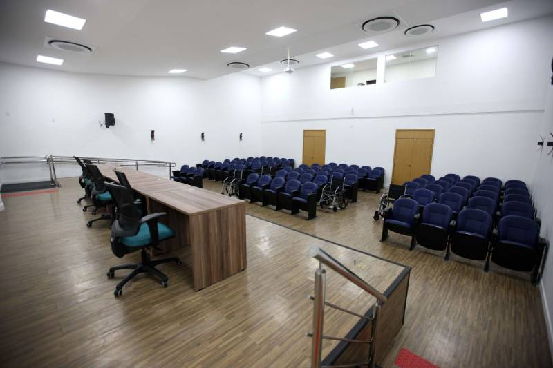 Um espaço moderno, com atendimento de alta qualidade. Assim é o Centro Integrado de Inclusão e Reabilitação (CIIR), inaugurado pelo Governo do Estado na tarde desta quarta-feira (30). O centro integra vários serviços em um único local. Da assistência médica, odontológica, passando pela reabilitação, capacitação, oficinas para produção de próteses e serviço de apoio e diagnósticos em crianças, jovens e adultos com deficiência no Estado do Pará. Localizado na rodovia Arthur Bernardes, em Belém, às margens da Baía do Guajará, o Centro Integrado é o primeiro na região Norte e fica em uma área total de mais de 40 mil metros quadrados. A obra foi iniciada em março de 2014 e está orçada em mais de R$ 32 milhões, recursos do tesouro estadual. O CIIR faz parte das ações previstas pelo Governo do Estado ampliando os serviços já oferecidos pela Secretaria de Estado de Saúde Pública (Sespa). 

FOTO: ANTÔNIO SILVA / AG. PARÁ 
DATA: 23.05.2018 
BELÉM - PARÁ <div class='credito_fotos'>Foto: Antônio Silva/Ag. Pará   |   <a href='/midias/2018/originais/a8a93316-770c-4150-a696-86e6979e9127.jpg' download><i class='fa-solid fa-download'></i> Download</a></div>