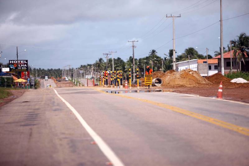 O motorista Ademir Silva, 53 anos, é condutor de ônibus no perímetro Salinópolis/Atalaia, no nordeste do estado. Ele comenta que sempre testemunhou os congestionamentos “quilométricos” que se formam nos períodos de férias na rodovia PA-444 (Estrada do Atalaia), que liga o município a sua mais frequentada praia. Agora, Ademir comemora o trabalho de duplicação da rodovia, que alcançou 80% das obras de drenagem. O prazo máximo para a conclusão das obras de restauração e duplicação da PA-444, que ligam a PA-124 e a sede do município a Praia do Atalaia, é o mês de janeiro de 2019. O custo do investimento é de R$ 17.897.41,08. “Sem dúvida vai melhorar em 70% o trânsito, já que andar por aqui, nos feriados, é uma briga constante”, comenta. Além da duplicação da rodovia, o projeto prevê a criação de um canteiro central, ciclovia iluminada nos dois sentidos da pista e diversas travessias para pedestres com semáforos temporizados, trazendo beleza, conforto e segurança à população em geral.
FOTO: IGOR BRANDÃO / AG. PARÁ
DATA: 19.04.2018
SALINÓPOLIS - PARÁ <div class='credito_fotos'>Foto: IGOR BRANDÃO / AG. PARÁ | <a href='/midias/2018/originais/a8aa3e20-244f-4d77-9bfc-e4dc0c02772f.jpg' download><i class='fa-solid fa-download'></i> Download</a></div>