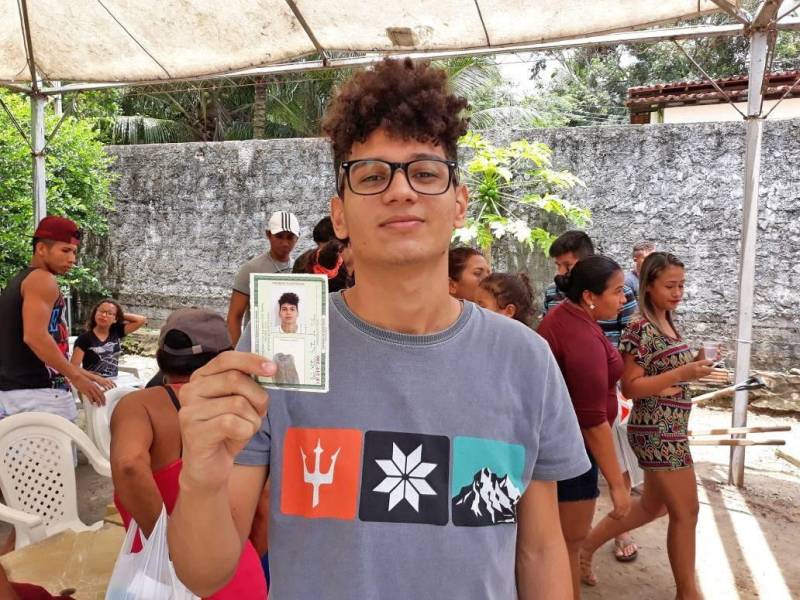 A caravana Pro Paz Cidadania despede-se hoje (09) do município de São João de Pirabas, nordeste paraense. Após dois dias de ação, o coordenador responsável pelas emissões das identidades jovens (Id jovem), destaca um saldo positivo de atendimentos a comunidade "Fizemos no domingo e na segunda ação em Pirabas e podemos contabilizar 1.500 atendimentos. A procura é muito grande principalmente por certidão de nascimento e rg, devido também ao fato de ser uma comunidade que trabalha com a pesca ou roçado, então, os documentos se perdem com mais facilidade. Estamos felizes por conseguir atender a demanda do município", finalizou Arnaldo Ampuero.
FOTO: ASCOM / PRO PAZ
DATA: 09.04.2018
SÃO JOÃO DE PIRABAS - PARÁ <div class='credito_fotos'>Foto: ASCOM PRO PAZ | <a href='/midias/2018/originais/a8aab793-73d2-45e4-bd78-f2a17043ac1d.jpg' download><i class='fa-solid fa-download'></i> Download</a></div>