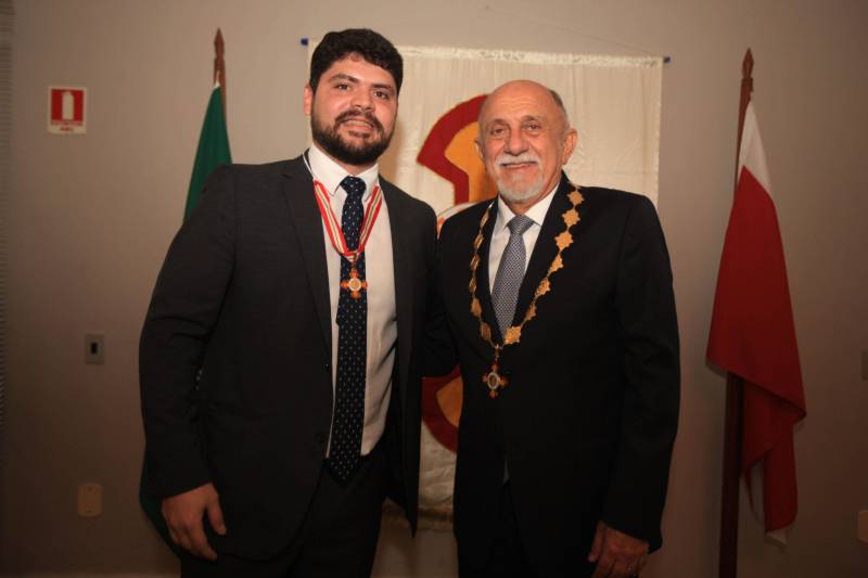 O Governo do Estado do Pará concedeu hoje 230 comendas do Mérito Grão-Pará (foto), a mais alta do Estado, a autoridades e servidores que se destacaram nos últimos oito anos de serviços prestados à população. “O ciclo que encerramos hoje não encerra nossa missão de servir ao público, porque uma vez servidores públicos, trabalhando em benefício da população, nunca mais deixamos de sê-lo, pois essa missão fica gravada em nossos corações”, disse o governador Simão Jatene aos agraciados. O governador entregou, pessoalmente, uma a uma as condecorações.  Das 230 medalhas, 14 foram no grau de Grande Oficial, 60 no grau de Comendador, 8 no grau de Oficial e 11 no grau de Cavaleiro aos servidores civis. Entre os militares, 4 receberam no grau de Comendador, 38 de Oficial e 109 no grau de Cavaleiro.

FOTO: CRISTINO MARTINS / AG. PARÁ
DATA: 31.12.2018
BELÉM - PARÁ <div class='credito_fotos'>Foto: Cristino Martins/Ag. Pará   |   <a href='/midias/2018/originais/a8b05c0b-f412-4543-8dd4-758bc0c4731d.jpg' download><i class='fa-solid fa-download'></i> Download</a></div>