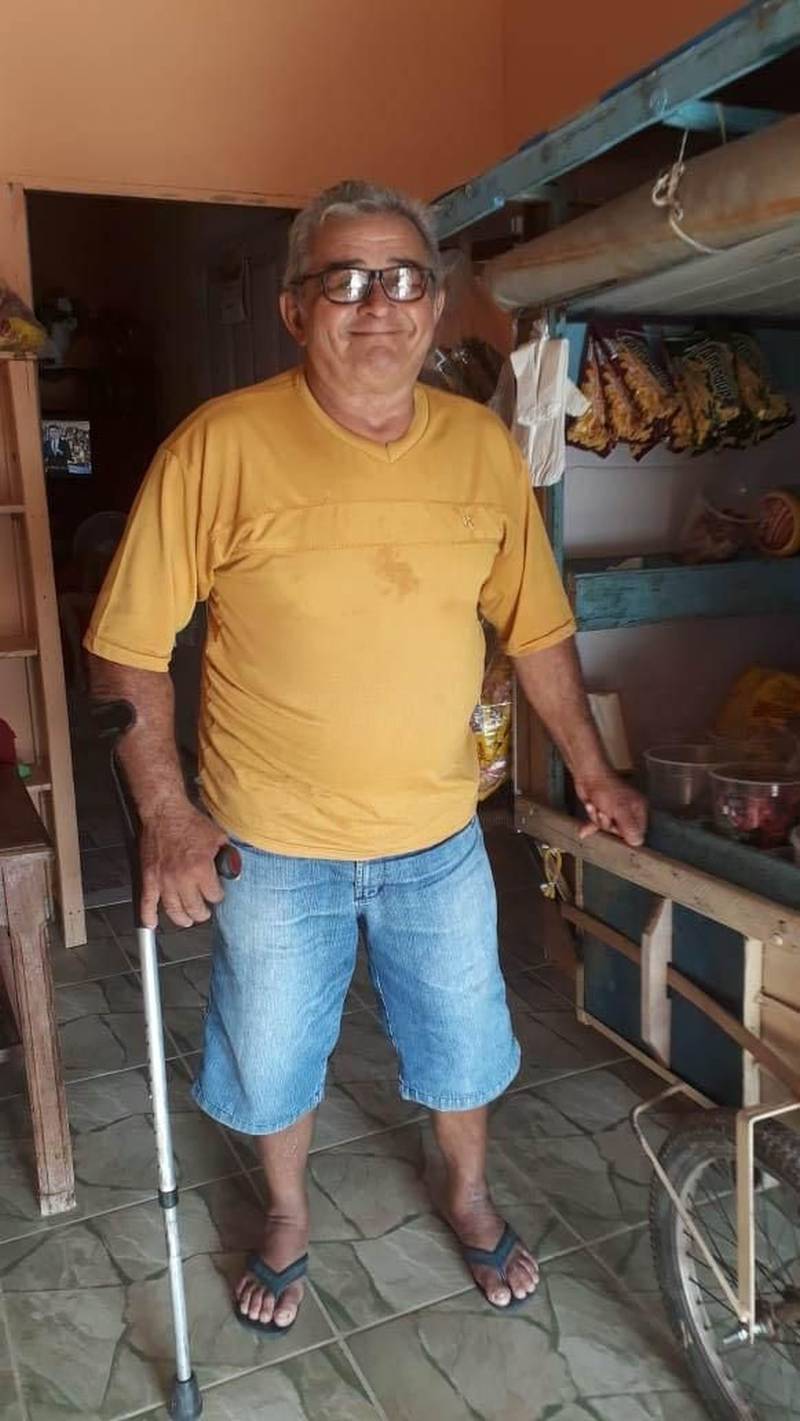 Inaugurado no dia 28 de setembro deste ano, o Hospital Geral de Ipixuna (HGI), está em pleno funcionamento. Seus usuários podem dispor de consultas ambulatoriais em cardiologia, infectologia clínica médica e cirúrgica, além de agendamento de exames complementares, cirurgias eletivas, internações e o pronto-atendimento 24h, que gerou o significativo índice de 99% de satisfação do usuário. O HGI, no nordeste paraense, oferece assistência de baixa e média complexidade aos usuários do Sistema Único de Saúde (SUS) de 23 municípios da região do Capim, o equivalente a uma população estimada de 800 mil habitantes. É importante ressaltar que, por se tratar de um hospital referenciado, o HGI atende apenas pacientes regulados, ou seja, encaminhados ao município através do sistema de regulação do Estado. Com apenas 47 dias de funcionamento a equipe multiprofissional do HGI garantiu o 196 atendimentos ambulatoriais, uma internação, uma cirurgia e 10 atendimentos no setor de pronto Atendimento que funciona 24h ininterruptas. Na foto, o vendedor ambulante Pedro Carvalho da Costa, 69 anos.

FOTO: ASCOM / HGI
DATA: 07.12.2018
IPIXUNA - PARÁ <div class='credito_fotos'>Foto: ASCOM HGI   |   <a href='/midias/2018/originais/a8b07d9e-abf6-4f8f-ac6c-dd719a7b4465.jpg' download><i class='fa-solid fa-download'></i> Download</a></div>