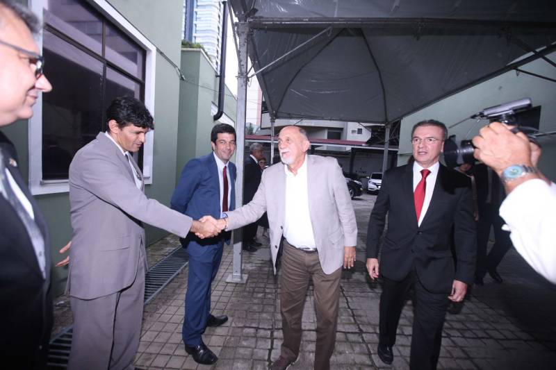 O Governo do Estado fez a entrega das novas instalações do prédio-sede da Procuradoria-Geral do Estado do Pará (PGE/PA), em Batista Campos, Belém, nesta quinta-feira (5). que envolvem obras de reforma e ampliação do órgão. Durante a cerimônia, o governador Simão Jatene (foto) assinou o Projeto de Lei que altera a Lei nº 6.813, de 25 de janeiro de 2017, que dispõe sobre a estruturação do Quadro de Apoio da PGE, a fim de ser encaminhado para apreciação à Assembleia Legislativa do Estado, em regime de urgência. O projeto propõe a transformação e a criação de novos cargos do quadro de servidores da atividade-meio, os quais poderão, inclusive, prestar apoio às atividades desenvolvidas pelos procuradores junto às secretarias de Estado. Os cargos serão ocupados por meio de concurso, na medida do interesse público e da disponibilidade orçamentária do Estado. As alterações propostas no Projeto de Lei devem-se às demandas judiciais expressivas das atividades da PGE e a anseios da categoria, como a reorganização da carreira em classes e referências, com definição de critérios para progressão e enquadramento funcional. A cerimônia teve a presença do procurador-geral do Estado, Ophir Cavalcante Junior, presidente da Associação dos Procuradores do Estado do Pará (Apepa), Ary Lima Cavalcanti, presidente da Associação dos Servidores da Procuradoria-Geral do Estado do Pará (ASPGE), Brunna Valescka de Carvalho Silva, procuradores e servidores da instituição.
FOTO: CRISTINO MARTINS / AG. PARÁ
DATA: 05.04.2018
BELÉM - PARÁ <div class='credito_fotos'>Foto: Cristino Martins/Ag. Pará | <a href='/midias/2018/originais/a8b46dce-14e7-4218-af5d-1adee07aa528.jpg' download><i class='fa-solid fa-download'></i> Download</a></div>