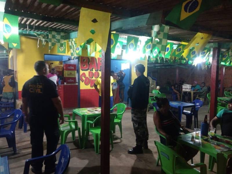 Durante as ações previstas na Operação Verão, as Polícias Civil e Militar, em conjunto com agentes de trânsito do Detran, realizaram, neste final de semana, diversas fiscalizações para prevenir ocorrências de crimes no trânsito e verificar a regularidade de veículos em tráfego nas cidades de Salvaterra e Soure, na Ilha do Marajó. Entre a noite de sexta-feira (6) e a madrugada deste domingo (8), barreiras de fiscalização foram montadas para abordar veículos em trânsito e verificar documentação. "Foram feitas revistas nas bagagens, abordagem em pessoas em atitudes suspeitas e blitzes com o Detran. No geral, tudo calmo, mas tivemos muita infração administrativa constatada pelos agentes do Detran", explica o delegado Rodrigo Amorim, titular da Superintendência da Polícia Civil na Região do Marajó Oriental, que abrange as cidades de Soure e Salvaterra, e outros quatro municípios. A maioria das infrações constatadas era quanto ao atraso no pagamento do Imposto Sobre a Propriedade de Veículos Automotores (IPVA).
FOTO: ASCOM / POLÍCIA CIVIL
DATA: 08.07.2018
SOURE - PARÁ <div class='credito_fotos'>Foto: Ascom / Polícia Civil | <a href='/midias/2018/originais/a8b8380e-558d-48cb-b47f-b1343aae07c0.jpg' download><i class='fa-solid fa-download'></i> Download</a></div>