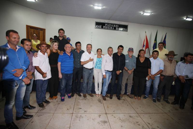 Há 35 anos a dona de casa Guardiana Feitosa é moradora da Rua 15 de Novembro, em Floresta do Araguaia, sul do Pará. Há pelo menos cinco deles não colocava as cadeiras em frente de casa para um bate papo de final de tarde. "Era lama no inverno e poeira no verão, não dava pra ficar aqui na frente", diz Guardiana. "Agora o asfalto chegou, mudou tudo". A 15 de Novembro é uma das mais importantes ruas de Floresta do Araguaia. Abriga três igrejas, três escolas e creches e cerca de 30 pontos comerciais. Cerca de quinhentos moradores vivem ali. O Asfalto na Cidade, programa do Governo do estado que tem como principal objetivo ampliar a mobilidade e acessibilidade nas áreas urbanas do Estado, chegou à Floresta do Araguaia asfaltando a Rua 15 de Novembro e outras seis vias próximas, num total de três quilômetros de asfalto de qualidade superior, além de meio fio. O governador Simão Jatene foi à Floresta do Araguaia entregar as obras à comunidade. Com ele, estavam o senador Flexa Ribeiro (PSDB/PA); a secretária Extraordinária de Municípios Sustentáveis; Izabela Jatene (foto), o presidente da Assembleia Legislativa do estado, deputado Márcio Miranda; os deputados Cilene Couto e Celso Sabino e o ex-governador Carlos Santos.
FOTO: ANTÔNIO SILVA / AG. PARÁ
DATA: 25.06.2018
FLORESTA DO ARAGUAIA - PARÁ <div class='credito_fotos'>Foto: Antônio Silva/Ag. Pará | <a href='/midias/2018/originais/a8c0993a-dd18-4ea8-a50f-1dfe32b6aaf2.jpg' download><i class='fa-solid fa-download'></i> Download</a></div>