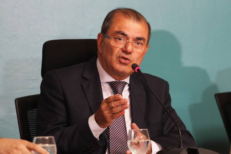 O Governo do Estado anunciou nesta sexta-feira (23), durante coletiva, as medidas que serão adotadas no caso do vazamento registrado no último sábado (17) da bacia de rejeitos de bauxita da Hydro Alunorte, confirmado pelo Instituto Evandro Chagas. Segundo o governador Simão Jatene, a mineradora será notificada para garantir água potável às comunidades ao longo de um ano e, ainda, para criar um fundo financeiro específico para este evento e eventuais incidentes futuros. Na foto, o secretário de Estado de Segurança Pública e Defesa Social do Pará, Luiz Fernandes Rocha.
FOTO: CRISTINO MARTINS / AG. PARÁ
DATA: 23.02.2018
BELÉM - PARÁ <div class='credito_fotos'>Foto: Cristino Martins/Ag. Pará | <a href='/midias/2018/originais/a8c87d35-c23a-46a0-a29f-bb5153beb063.jpg' download><i class='fa-solid fa-download'></i> Download</a></div>