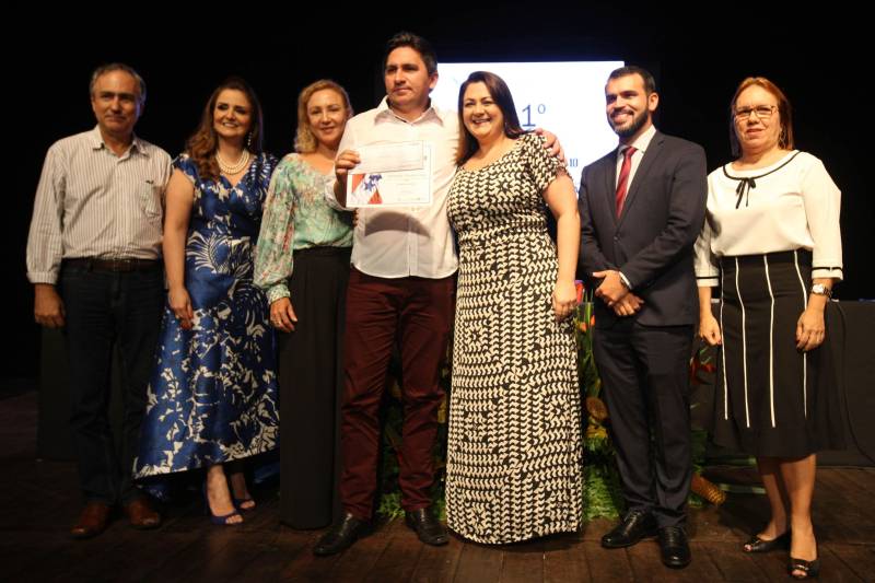 A servidora pública estadual Terezinha Medeiros, 61 anos, que trabalha há 33 na Fundação Santa Casa de Misericórdia do Pará foi a sorteada entre 53 servidores para receber o Prêmio de Servidor Nota 10 de 2018. Ela representa os 107 mil servidores que fazem parte do quadro do Governo do Pará. A premiação aconteceu durante cerimônia realizada na noite desta terça-feira (6), no Teatro Margarida Schivasappa (Centur). Esta foi a 11ª edição do Prêmio Servidor Nota 10.
FOTO: CARLOS SODRÉ / AG. PARÁ
DATA: 06.11.2018
BELÉM - PARÁ <div class='credito_fotos'>Foto: CARLOS SODRÉ / AG. PARÁ | <a href='/midias/2018/originais/a8cbe9a4-fe1e-49ce-81f0-5e34c661e1fa.jpg' download><i class='fa-solid fa-download'></i> Download</a></div>