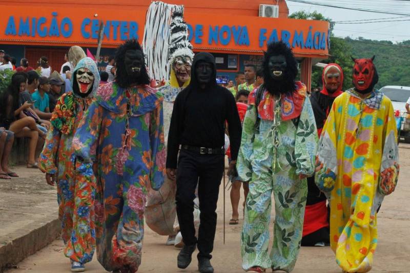Tradição, história e simbolismo. Assim é a festa do Carnapauxis, realizado todos os anos no município de Óbidos, na região Oeste. O carnaval obidense é patrimônio cultural do estado do Pará e foi construído com identidade própria por meio de figuras e personagens históricos. A programação oficial iniciou na última quarta-feira (7), e prossegue até a quarta-feira de cinzas (14). Assim como a colonização de Óbidos, o Carnapauxis tem traços da origem portuguesa, principalmente por conta das alegorias e das máscaras. Esse adereço é símbolo do carnaval, através do Mascarado Fobó, onde as pessoas se vestem com um macacão colorido bem folgado, que chamam de "dominó", máscaras de papelão, feitas por alguns artesãos da cidade e capacete feito de cartolina e tiras de papel colorido, bexiga de boi, apito e pó.
FOTO: SAMUEL ALVARENGA / SECOM
DATA: 11.02.2018
ÓBIDOS - PARÁ <div class='credito_fotos'>Foto: ASCOM / PREFEITURA DE ÓBIDOS | <a href='/midias/2018/originais/a8ce8212-23c7-46af-bde9-1deb50188103.jpg' download><i class='fa-solid fa-download'></i> Download</a></div>