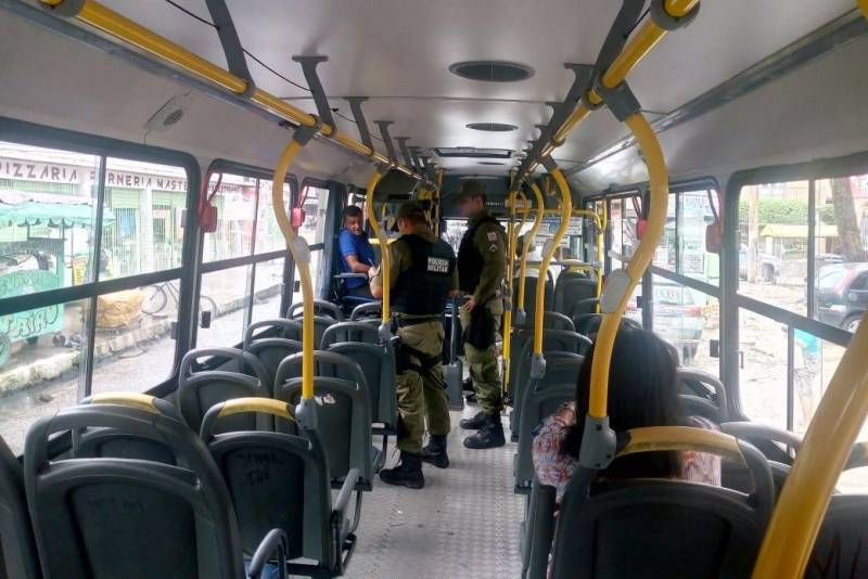 Mais de 600 policiais militares intensificaram a segurança em todo o bairro do Tapanã, durante a operação "Ocupação" que iniciou na manhã desta quinta-feira, 15, e segue até a próxima segunda-feira, 19. O planejamento estratégico desta ação conta com diversas operações: Ônibus Seguro, Hypnus, Bloqueio, Saturação, Tróia e Feira Segura.
FOTO: ASCOM PMPA
DATA: 15.03.2018
BELÉM - PARÁ <div class='credito_fotos'>Foto: Ascom PMPA | <a href='/midias/2018/originais/a8cf0c65-cb0c-4b71-bd8d-a8a6e04b238d.jpg' download><i class='fa-solid fa-download'></i> Download</a></div>