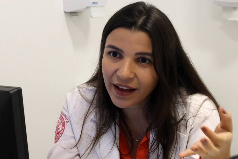 Avaliação mais precisa da composição corporal na análise da quantidade de músculos, ossos, água e gordura no corpo humano. São alguns dos principais benefícios oferecidos pelo exame de bioimpedância que é a mais nova tecnologia à disposição dos usuários do Hospital Jean Bitar (HJB), em Belém (PA), que auxilia na assistência durante a rotina de consultas ambulatoriais na especialidade de endocrinologia. Na foto, a endocrinologista, Flávia Cunha.
FOTO: ASCOM HJB
DATA: 13.04.2018
BELÉM - PARÁ <div class='credito_fotos'>Foto: ASCOM HJB | <a href='/midias/2018/originais/a8d2692e-61a5-4f19-a520-94f2c32bb250.jpg' download><i class='fa-solid fa-download'></i> Download</a></div>