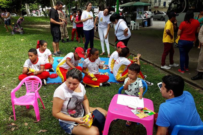 A Praça é um lugar público e de socialização. Pensando no potencial de mobilização do espaço que, a Fundação Pro Paz, por meio do Pro Paz Integrado e Pro Paz nos bairros trouxe nesta manhã (22) espetáculos, música na voz de Nazaré Pereira e ação de conscientização sobre violência e exploração sexual. A programação é alusiva ao último dia 16, que marca o Dia Estadual de enfrentamento à exploração sexual contra crianças e adolescentes. "É importante unir nesta ação os dois programas, o 'Bairros' e o 'Integrado', pois eles trabalham a prevenção a reparação das situações de abuso e exploração sexual contra crianças e adolescentes. Estar na praça possibilita a população conhecer os nossos serviços, assim como alertar as famílias sobre esse tipo de violência", pontuou Naiana Dias coordenadora do Pro Paz Integrado. Os grupos de teatro da UIPP terra firme, grupo de dança do polo UFPA e sacramenta, Orquestra de percussão sustentável do Pro Paz se apresentaram para os presentes.
FOTO: EMANUELE CORRÊA / ASCOM PRO PAZ
DATA: 22.04.2018
BELÉM - PARÁ <div class='credito_fotos'>Foto: EMANUELE CORRÊA / ASCOM PRO PAZ | <a href='/midias/2018/originais/a8d31a9f-2715-4588-95ef-fd1c5dae498d.jpg' download><i class='fa-solid fa-download'></i> Download</a></div>
