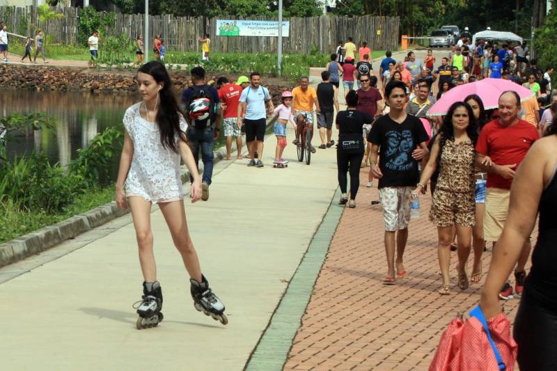 Neste primeiro feriado após a reabertura do Parque ao público, no último dia 16, o movimento no Peut foi grande, principalmente entre famílias e esportistas. Gente de todas as idades aproveitou a estrutura, segurança e tranquilidade do local para praticar seu esporte favorito. Bicicletas, patins e skate disputavam espaço em meio aos quatro quilômetros de percurso da pista principal.
FOTO: CARLOS SODRÉ / AG. PARÁ
DATA: 30.03.2018
BELÉM - PARÁ <div class='credito_fotos'>Foto: CARLOS SODRÉ / AG. PARÁ | <a href='/midias/2018/originais/a8d3b419-b57a-40d4-b169-e5e848c5ebd3.jpg' download><i class='fa-solid fa-download'></i> Download</a></div>