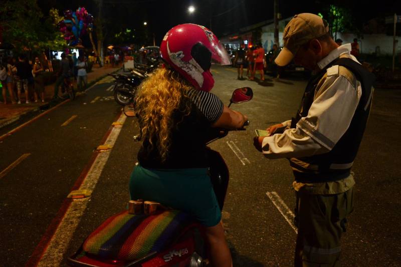 Para garantir a tranquilidade da população e estabelecer a ordem em locais de grande movimentação no distrito de Icoaraci, em Belém, foi deflagrada na noite deste domingo, 6, a Operação Hypnos, realizada pela Polícia Militar em parceria com outros órgãos de segurança pública e do sistema judiciário.
FOTO: ELIELSON MODESTO / ASCOM SEGUP
DATA: 06.05.2018
BELÉM - PARÁ <div class='credito_fotos'>Foto: Elielson Modesto / Ascom Segup | <a href='/midias/2018/originais/a8d494ee-af1d-4d85-99ae-15bac3e8cd8d.jpg' download><i class='fa-solid fa-download'></i> Download</a></div>