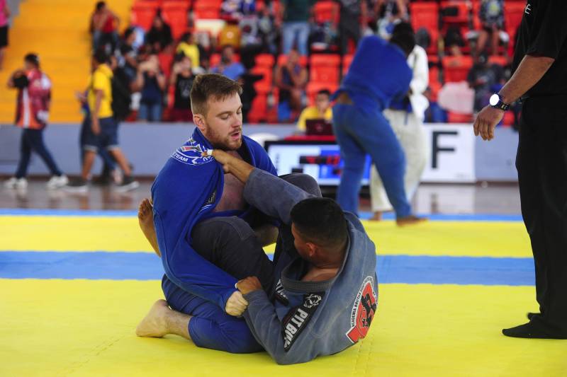 Mais de mil atletas participaram do campeonato Sul-Americano de Jiu-Jitsu Esportivo, realizado neste domingo (25), no Mangueirinho. O evento é parte do calendário da Confederação Brasileira da modalidade e valeu pontos para o ranking nacional, sendo também classificatório para o Mundial de Jiu-Jitsu de 2018.
FOTO: LEANDRO SANTANA / ASCOM SEEL
DATA: 25.03.2018
BELÉM - PARÁ <div class='credito_fotos'>Foto: LEANDRO SANTANA / ASCOM SEEL | <a href='/midias/2018/originais/a8de5560-4338-428a-b8d7-e6313b1b2863.jpg' download><i class='fa-solid fa-download'></i> Download</a></div>