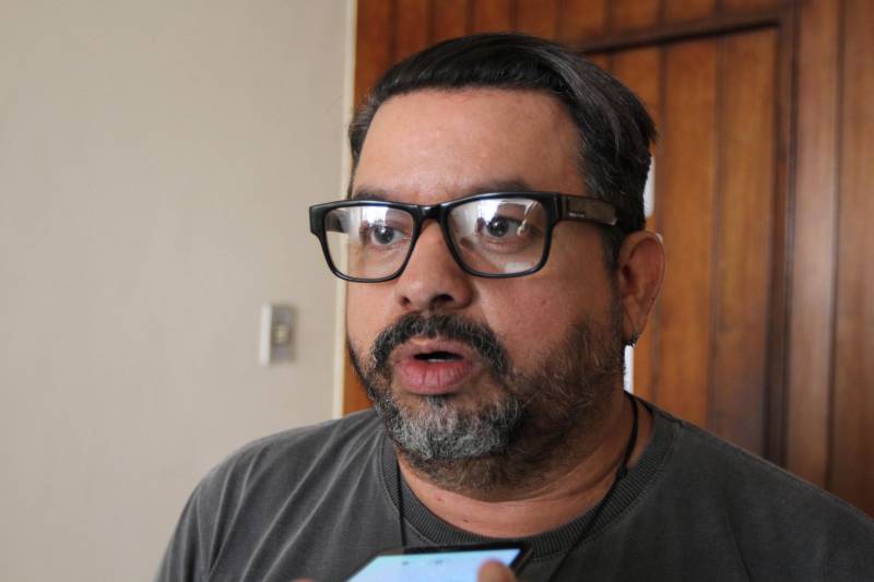 Defensoria Pública do Pará, Secretaria de Estado de Direitos Humanos e Justiça (Sejudh), Secretaria de Estado de Comunicação (Secom) e o Grupo Homossexual do Pará (GHP) realizaram, nesta terça-feira (3), a oficina "Diversidade e Mídia" para profissionais e estudantes de Comunicação”. O evento, que foi gratuito, teve como principal objetivo, contribuir para a diminuição de preconceitos e estigmas por quais passam os LGBTI+, colaborando para um melhor entendimento de termos e conceitos utilizados por esta população. A oficina contou com a participação de Symmy Larrat, paraense e liderança nacional do movimento LGBTI+ e que foi a primeira travesti a ocupar a função de coordenadora geral de Promoção dos Direitos LGBT (Lésbicas, Gays, Bissexuais, Travestis e Transexuais), da Secretaria de Direitos Humanos da Presidência da República. Para Larrat, os meios de comunicação são um importante canal quando bem utilizados para o enfrentamento da “narrativa de ódio” que coloca a existência LGBTI+ como pecado ou vergonha, com discursos que aumentam a exclusão desta população. Na foto, o gerente de Livre Orientação Sexual da Sejudh, Beto Paes.
FOTO: CRISTINO MARTINS / AG. PARÁ
DATA: 03.07.2018
BELÉM - PARÁ <div class='credito_fotos'>Foto: Cristino Martins/Ag. Pará | <a href='/midias/2018/originais/a8ded3b2-0c36-476f-8cf3-c37de1500454.jpg' download><i class='fa-solid fa-download'></i> Download</a></div>