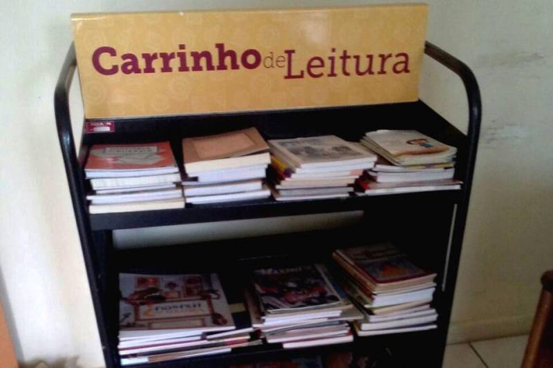 Na terça-feira, 27, outra quantidade de livros foi doada para o Espaço Acolher – casa de apoio mantida pelo Governo do Estado na Santa Casa de Misericórdia -, onde as pacientes vítimas de escalpelamento podem se hospedar durante o período de longo tratamento. No local, as mulheres recebem o apoio de profissionais de Psicologia e Serviço Social, além de participarem de cursos. Professores da rede estadual são responsáveis pelas aulas necessárias à conclusão do ensino fundamental e médio.
FOTO: ASCOM IOE
DATA: 28.03.2018
BELÉM - PARÁ <div class='credito_fotos'>Foto: ASCOM IOE | <a href='/midias/2018/originais/a8dee1dc-ab4e-41f4-a7ed-eb024e51a87a.jpg' download><i class='fa-solid fa-download'></i> Download</a></div>