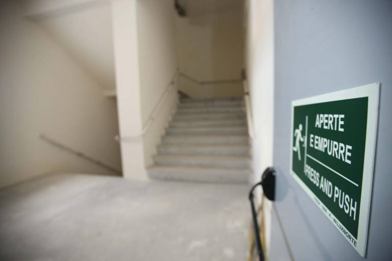 As obras estruturais no Hospital Abelardo Santos, no distrito de Icoaraci, na Grande Belém, já estão quase 100% concluídas. A unidade de saúde será a maior do Pará, com 10 andares, 269 leitos e portas abertas para atender cerca de 2 milhões de pessoas somente na região metropolitana, além de ser mais uma opção para desafogar o atendimento dos municípios da região das ilhas e nordeste do estado. Até o início de dezembro, o hospital, antes com capacidade para 50 leitos em somente um pavimento, será inaugurado. A unidade de saúde está 95% pronta, faltando apenas a instalação dos equipamentos médico-assistenciais e as obras de acabamento do andar térreo.
FOTO: MÁCIO FERREIRA / AG. PARÁ
DATA: 31.10.2018
ICOARACI - PARÁ <div class='credito_fotos'>Foto: MÁCIO FERREIRA/ AG. PARÁ | <a href='/midias/2018/originais/a8e71110-4e06-4c6c-819b-599a1a4acfe0.jpg' download><i class='fa-solid fa-download'></i> Download</a></div>