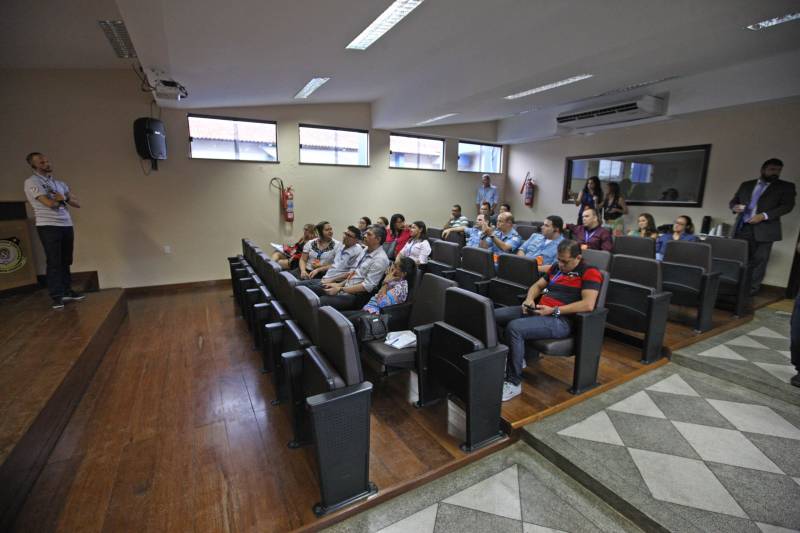 “O nível da perícia paraense é muito bom, sobretudo na polícia científica, eles têm muitos conhecimentos e são muito interessados em assimilar as nossas novas técnicas” A opinião é de Sebastian Valentim, major que há 10 anos atua na brigada criminal de Paris. Sebastiam é um dos dois peritos franceses, agentes da Polícia do Brigade Criminelle e do Service Régionale d'Identité Judiciaire, que estão dando aulas de qualificação durante esta Semana de Intercâmbio de Investigação Criminal: Brasil x França - O Local de Homicídio em Evidência. O evento começou na segunda-feira e vai até sexta, com aulas práticas e teóricas. “Esse treinamento é fruto de um programa do Governo do Estado e CPC, de aproximação com as embaixadas, buscando a capacitação através da expertise desses países que têm uma tecnologia e protocolos de administração avançados”, disse Mário Guzzo, coordenador da capacitação.
FOTO: MARCELO LELIS / AG. PARÁ
DATA: 25.04.2018
BELÉM - PARÁ <div class='credito_fotos'>Foto: Marcelo Lelis / Ag. Pará | <a href='/midias/2018/originais/a8e92291-15d8-48a5-9308-f69274c5710b.jpg' download><i class='fa-solid fa-download'></i> Download</a></div>