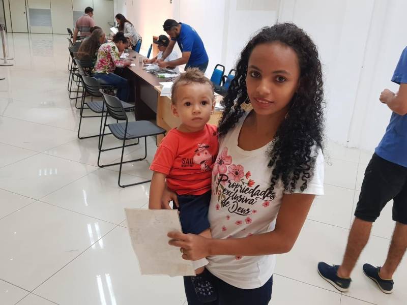 Diante da grande procura por emissão de carteira de identidade na Estação Cidadania Marabá, no sudeste paraense, a fila de espera para tirar o Registro Geral (RG) já previa atendimento até 2019. Para reduzir esse tempo de espera, a Polícia Civil do Pará começou nesta sexta-feira (23) a “Operação Polícia Cidadã”, no segundo piso do Shopping Center da sede municipal. O mutirão, que conta com 11 servidores da Secretaria de Estado de Segurança Pública e Defesa Social (Segup), prevê a emissão de 300 documentos por dia.
FOTO: KÉLIA SANTOS / ASCOM CRGSP
DATA: 23.03.2018
MARABÁ - PARÁ <div class='credito_fotos'>Foto: KÉLIA SANTOS / ASCOM CRGSP | <a href='/midias/2018/originais/a8f225e2-c6a3-466b-b1df-222ed1e1cadf.jpg' download><i class='fa-solid fa-download'></i> Download</a></div>