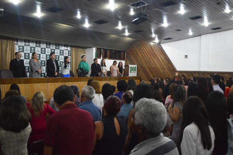 O Programa de Residência Multiprofissional e Uniprofissional em Saúde da Universidade do Estado do Pará (Uepa) celebrou a conclusão de curso de 70 profissionais. A solenidade ocorreu na quinta-feira, 15, no auditório Davi Mufarrej da Universidade da Amazônia, em Belém. O programa é conduzido com as seguintes entidades associadas: Fundação Hospital de Clínicas Gaspar Vianna; Hospital Metropolitano de Urgência e Emergência; Hospital Ophir Loyola; Fundação Santa Casa de Misericórdia do Pará e Fundação Centro de Hemoterapia e Hematologia do Pará.
FOTO: RAYANNE BULHÕES / ASCOM UNAMA
DATA: 15.03.2018
BELÉM - PARÁ <div class='credito_fotos'>Foto: RAYANNE BULHÕES / ASCOM UNAMA | <a href='/midias/2018/originais/a8f42b13-231f-41d6-98de-f5fc84f433d3.jpg' download><i class='fa-solid fa-download'></i> Download</a></div>