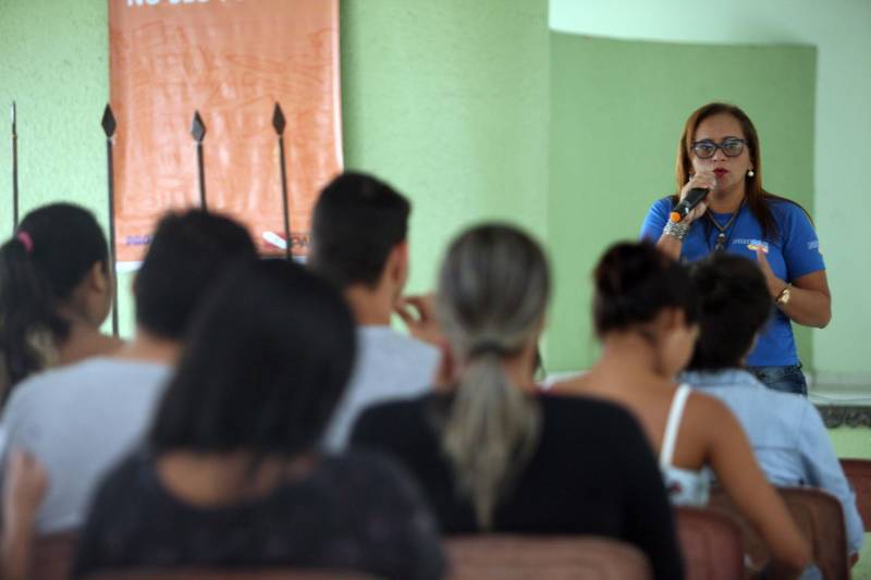 A estudante de escola pública Maria Silva, 16 anos sonha em cursar medicina na universidade e para isso abriu mão de tudo para se preparar para o Enem. Moradora do Bairro de Acarajó, ela soube do aulão do Pro Paz Enem nesta manha de sábado(7) em Bragança e decidiu ir aos estudos. “ Desde o início do ano estou me preparando e estudo de noite e de dia. Estou confiante. Quero aprender um pouco mais e levar conhecimento para me ajudar na preparação do Enem. Esta é uma boa oportunidade que está sendo oferecida para a gente”, comentou. Ela e mais cerca de 300 alunos participaram do aulão do Pro Paz Enem em Bragança nesse sábado(7). A aula marca o início de uma caravana de aulões pelo interior do estado, que deve passar por mais de 18 municípios. Além da capital e Bragança, Benevides, Castanhal, São Francisco, Ananindeua, Breves, Paragominas, Soure, Santarém, Marabá, Abaetetuba, Santa Izabel, Curuçá, Tucuruí, São Miguel do Guamá, Moju, Rondon do Pará, Parauapebas e Viseu vão receber aulões como esse ao longo do ano, complementando a formação dos estudantes.
FOTO: THIAGO GOMES / AG. PARÁ
DATA: 07.04.2018
BRAGANÇA - PARÁ <div class='credito_fotos'>Foto: Thiago Gomes /Ag. Pará | <a href='/midias/2018/originais/a8f872b5-7150-4906-bb64-aebf69efe83d.jpg' download><i class='fa-solid fa-download'></i> Download</a></div>