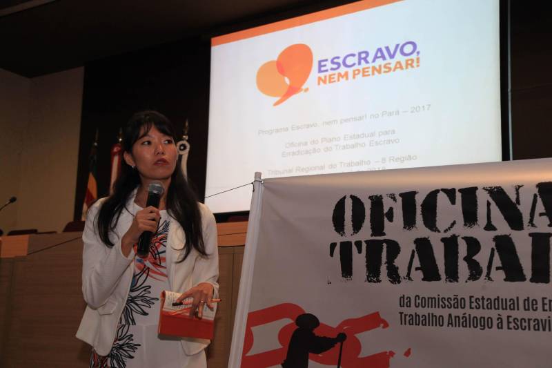 O segundo dia da Oficina de Trabalho da Comissão Estadual de Erradicação ao Trabalho Escravo (Coetrae) ocorreu na manhã desta quinta-feira, 26, no Auditório Aluysio Chaves, no Tribunal Regional do Trabalho da 8° Região, em Belém. A coordenadora do programa “Escravo Nem Pensar” da ONG Repórter Brasil, Natália Suzuki (foto), participou do segundo dia da oficina mostrando o trabalho do projeto realizado no Estado em parceria com a Sejudh
FOTO: WAGNER ALMEIDA / ASCOM SEJUDH
DATA: 26.04.2018
BELÉM - PARÁ <div class='credito_fotos'>Foto: Wagner Almeida/ Ascom Sejudh | <a href='/midias/2018/originais/a8f8a583-1cbf-4456-bbde-5a40c87879fb.jpg' download><i class='fa-solid fa-download'></i> Download</a></div>