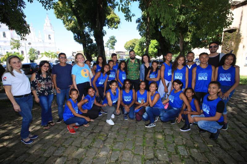 Criado em 2004, o projeto Pro Paz nos Bairros (foto) tem o objetivo de auxiliar crianças e jovens dos 8 aos 18 anos, em um período complementar à escola. O programa atende uma média de 2.500 alunos por ano em sete bairros de Belém. São oferecidas atividades de artes, esporte, cultura e lazer. Mas com a intenção de diminuir a evasão escolar, o Pro Paz oferece formas lúdicas de ensino de disciplinas tradicionais como matemática, português e história, como a palestra com o historiador na manhã desta sexta-feira. “Esse trabalho surgiu com o objetivo da prevenção. Queremos tirar esses alunos atendidos da rua, da vulnerabilidade social. Quando eles não estão na escola, eles estão com a gente, protegidos, desenvolvendo atividades e descobrindo suas potencialidades”, disse Mônica Altman, presidente do Pro Paz.
FOTO: MÁCIO FERREIRA /AG. PARÁ
DATA: 11.05.2018
BELÉM - PARÁ <div class='credito_fotos'>Foto: MÁCIO FERREIRA/ AG. PARÁ | <a href='/midias/2018/originais/a8fa9888-2a75-4ab4-9b86-ca4c80f68e0b.jpg' download><i class='fa-solid fa-download'></i> Download</a></div>