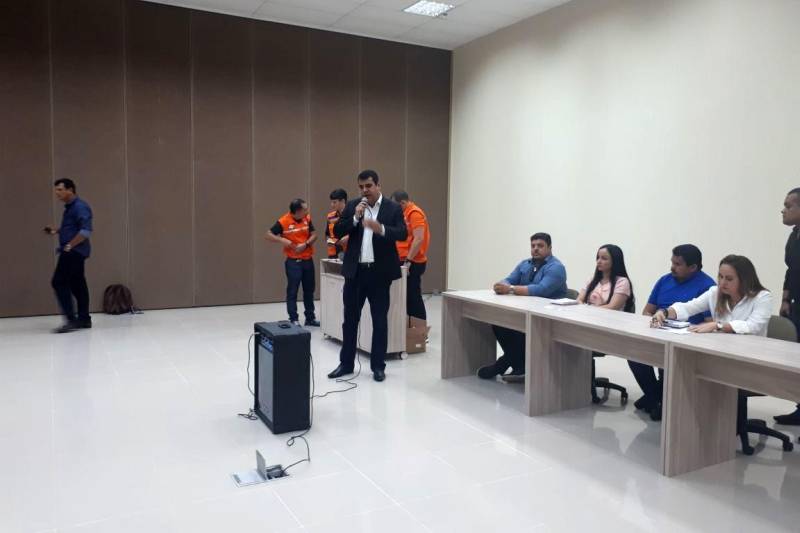 As coordenadorias da Defesa Civil das Regiões Sul e Sudeste se reuniram nesta quarta-feira, 14 de fevereiro, no Centro Regional de Governo em Marabá, para tratar de ações de assistência e resposta nos municípios. Na foto, o Secretário Regional de Governo, Jorge Bittencourt.
FOTO: ASCOM CRG
DATA: 14.02.2018
MARABÁ - PARÁ <div class='credito_fotos'>Foto: ASCOM CRG | <a href='/midias/2018/originais/a8fde3f0-f182-4742-ade5-bedacff502ad.jpg' download><i class='fa-solid fa-download'></i> Download</a></div>