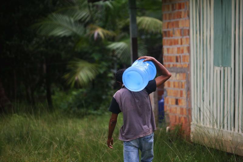Iniciou neste sábado, 24, o prazo que o Governo do Estado deu para que a empresa de alumínio Hydro Alunorte adote procedimentos e mecanismos seguros ambientalmente, a fim de que as bacias de resíduos da empresa baixem os níveis em pelo menos um metro – o que é definido tecnicamente como padrão de segurança com comprovação permanente da redução e manutenção dos níveis. Uma equipe de fiscalização da Secretaria de Estado de Meio Ambiente e Sustentabilidade (Semas) está no município para fazer o monitoramento dos níveis das bacias do sistema de tratamento dos rejeitos da Bauxita. "Vamos montar equipes para, de duas em duas horas, avaliar o nível das bacias. Em caso de chuva o monitoramento será feito de uma em uma hora", explicou Rejiane Santos, geóloga da Diretoria de Licenciamento Ambiental da Semas.
FOTO: IGOR BRANDÃO / AG PARÁ
DATA: 24.02.2018
BELÉM - PARÁ <div class='credito_fotos'>Foto: IGOR BRANDÃO / AG. PARÁ | <a href='/midias/2018/originais/a8fea228-7c77-4262-80c0-b8bd227078fc.jpg' download><i class='fa-solid fa-download'></i> Download</a></div>
