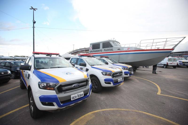 O Governo do Estado entregou, na tarde desta quinta-feira (05), 08 pick-ups e 08 SUVs e mais duas lanchas transatlânticas que irão reforçar a segurança pública nos municípios de Braganca, Capanema, Curuçá e Capanema, no nordeste do Estado e Parauapebas e Marabá na região Sudeste e Breves, no Marajó. O governo também entregou 50 ambulâncias que irão fortalecer a saúde básica nestes municípios. Os equipamentos (foto) foram adquiridos através de recursos provenientes de emendas parlamentares do deputado Wladimir Costa. O evento contou com a presença do governador Simão Jatene, do secretário de Segurança e Defesa Social, Luis Fernandes, do secretário de Saúde Pública Vitor Matheus , prefeitos e outros representantes dos municípios. As viaturas foram repassadas aos municípios dentro do Plano de Ações Imediatas em Segurança Pública que foi elaborado em fevereiro deste ano e que tem , entre outras ações , o reforço das guardas municipais.
FOTO: THIAGO GOMES / AG. PARÁ
DATA: 04.07.2018
BELÉM - PARÁ <div class='credito_fotos'>Foto: Thiago Gomes /Ag. Pará | <a href='/midias/2018/originais/a8ff0e3a-91d2-405b-9f5b-109387f53fb4.jpg' download><i class='fa-solid fa-download'></i> Download</a></div>
