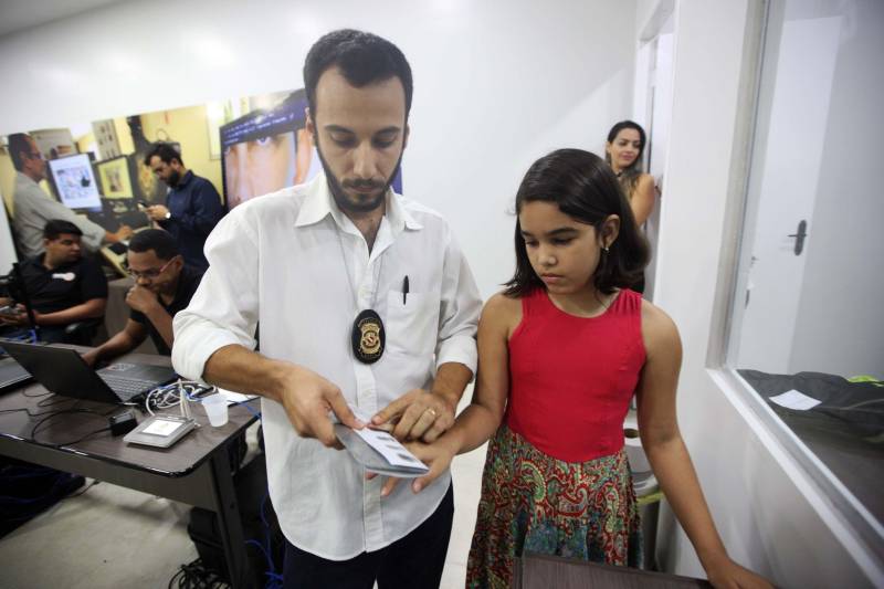 “Fiz questão de trazer minha filha para seu primeiro exercício de cidadania que é ter uma carteira de identidade, ainda mais em um local como este, que permite resolvermos várias pendências com mais conforto e praticidade”, comemorou o senhor Genival de Oliveira, 40 anos, pai da pequena Gabrielle (foto), 8 anos. A família de seu Genival é uma das milhares que serão beneficiadas no município de Parauapebas, no sudeste paraense, com orientações e serviços de diversos órgãos estaduais em um único local: a Estação Cidadania. O espaço, localizado no Shopping Karajás, foi entregue oficialmente à população na manhã deste sábado (19). A cerimônia contou com a presença de secretários de Estado, parlamentares, entre outras autoridades locais. Esta é a segunda Estação Cidadania da região. A primeira é a de Marabá.
FOTO: THIAGO GOMES / AG. PARÁ
DATA: 19.05.2018
PARAUAPEBAS - PARÁ <div class='credito_fotos'>Foto: Thiago Gomes /Ag. Pará | <a href='/midias/2018/originais/a90189f5-53a3-475e-9a77-a315714dd249.jpg' download><i class='fa-solid fa-download'></i> Download</a></div>