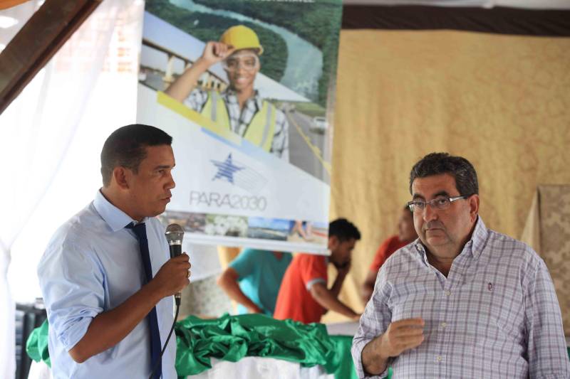 Mais de 300 produtores compareceram à arena Bira's, em Igarapé-Miri, no nordeste paraense, na manhã de quinta-feira (15), em busca de informações sobre crédito, qualificação profissional, regularização fundiária e cadeia produtiva. O público foi atendido pela "Caravana Pará 2030 - Igarapé-Miri", promovida pelo governo do Estado, que levou ao município os serviços de várias secretarias, bancos e instituições ligadas à produção e à intermediação de negócios. Na foto, o prefeito Antoniel Miranda.
FOTO: RODOLFO OLIVEIRA / AG. PARÁ
DATA: 16.03.2018
IGARAPÉ-MIRI - PARÁ <div class='credito_fotos'>Foto: Rodolfo Oliveira/Ag. Pará | <a href='/midias/2018/originais/a90ea68d-7e62-4bb4-9033-6a5779c1812c.jpg' download><i class='fa-solid fa-download'></i> Download</a></div>