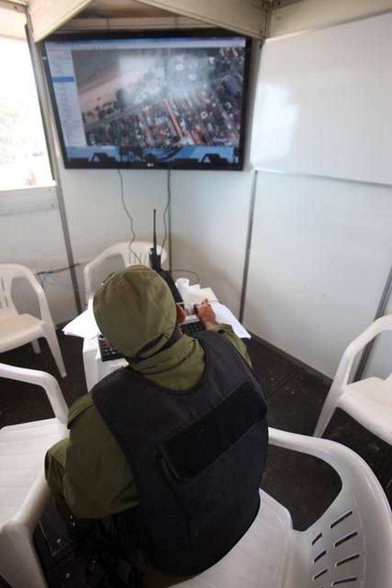 O segundo final de semana das férias escolares foi marcado pela tranquilidade no distrito de Mosqueiro. Uma das 86 localidades do Estado que recebe atenção especial durante a Operação Verão 2018. As ações começaram na sexta-feira (29) e vão até o dia 31 de julho, com a participação de mais de 8 mil agentes de segurança pública. Uma das novidades deste ano é o funcionamento dos Centros de Comando Integrado (foto), com a participação de órgãos estaduais e municipais, sob a coordenação da Secretaria de Estado de Segurança Pública e Defesa Social ( Segup). O espaço é identificado com placas em quatro idiomas para auxiliar as pessoas em casos de furtos ou acidentes.
FOTO: MARCELO LELIS / AG. PARÁ
DATA: 08.07.2018
MOSQUEIRO - PARÁ <div class='credito_fotos'>Foto: Marcelo Lelis / Ag. Pará | <a href='/midias/2018/originais/a90f49f6-fec8-4c9c-9668-a1f14f9e3cc3.jpg' download><i class='fa-solid fa-download'></i> Download</a></div>