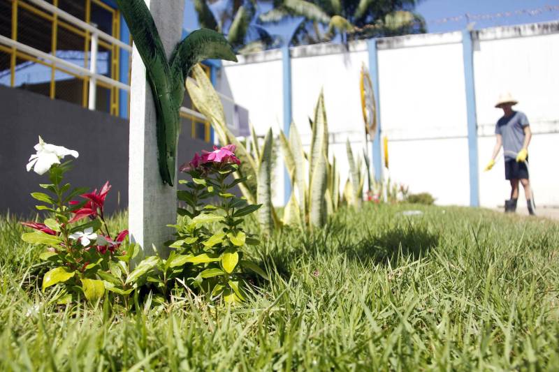 As 14 unidades socioeducativas do Pará promovem a partir desta semana o IV Recreio de Verão Socioeducativo (foto), uma iniciativa que reúne atividades de arte, cultura, esporte e lazer para adolescentes e jovens em privação de liberdade, potencializando as atividades pedagógicas no mês de julho, durante o recesso escolar. Em Marabá, no sudeste paraense, arte-educadores e servidores do Centro de Internação do Adolescente Masculino (Ciam-Marabá) realizam uma série de atividades e oficinas desde esta terça-feira (10). Entre essas atividades estão jogos de futebol, futsal e vôlei, além de oficina de pipa e pintura, artesanato, ações socioambientais, teatro e panificação. A coordenadora do complexo esportivo e cultural Apoena, Marta Santos, informou que as oficinas realizadas na unidade de Marabá são uma extensão das atividades já realizadas nas unidades de Belém, com iniciativas que fortaleçam o processo de ressocialização dos jovens assistidos. “Aqui, em Marabá, estamos potencializando as atividades ao longo da semana, culminando com uma apresentação especial na sexta-feira (13), fruto das atividades realizadas ao longo da semana. Contamos com 57 adolescentes, e atividades sendo realizadas ao longo de todo o mês, um trabalho que eles gostam e se identificam”, afirmou a coordenadora.
FOTO: FRANKLIN SALVADOR / ASCOM FASEPA
DATA: 10.07.2018
BELÉM - PARÁ <div class='credito_fotos'>Foto: FRANKLIN SALVADOR / ASCOM FASEPA | <a href='/midias/2018/originais/a9118d1c-88f3-4a66-984f-513ffd642e77.jpg' download><i class='fa-solid fa-download'></i> Download</a></div>