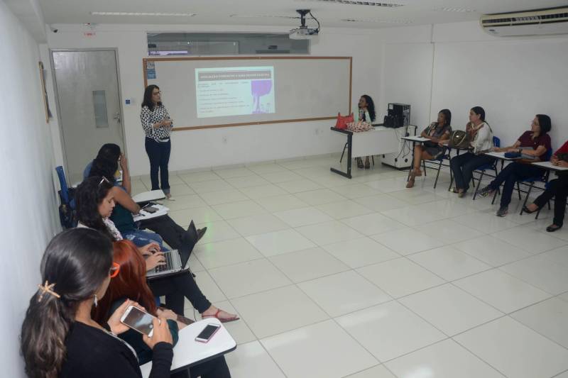 A Secretaria de Estado de Educação (Seduc) inicia nova fase da Formação Continuada dos professores Unidocentes dos Ensinos Fundamental e Médio do Mundiar - programa que atua na correção da distorção idade/ano escolar desde 2014. A formação 2018, que ocorre desde o dia 13 e segue até esta sexta-feira, 15, em Belém, referente ao Módulo II, será feita integralmente pelo Comitê Multidisciplinar, composto por 30 professores da Seduc, conforme preconiza a parceria com a Fundação Roberto Marinho.

FOTO: FERNANDO NOBRE / ASCOM SEDUC
DATA: 14.06.2018
BELÉM - PARÁ <div class='credito_fotos'>Foto: FERNANDO NOBRE/ASCOM SEDUC   |   <a href='/midias/2018/originais/a916bac4-d980-4608-9f76-c1605e4f6dfc.jpg' download><i class='fa-solid fa-download'></i> Download</a></div>