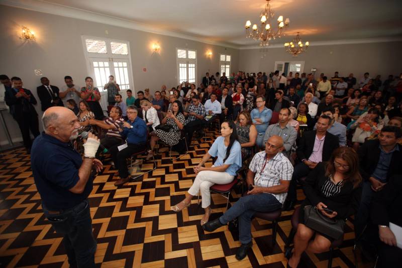 Quase R$ 2 milhões em equipamentos para o combate a malária no Pará foram distribuídos, nesta quarta-feira (7), em cerimônia no Palácio do Governo, em Belém. No total 38 microscópios, 21 motocicletas e 9 caminhonetes foram entregues, pelo governador Simão Jatene, a representantes de 11 municípios beneficiados, de diferentes regiões do Pará. Na ocasião, o governo também homenageou servidores estaduais que atuam há mais de 30 anos no combate a endemias e dedicaram anos de profissionalismo, compromisso e responsabilidade com o trabalho na Vigilância em Saúde Pública do Estado do Pará.
FOTO: ANTÔNIO SILVA / AG. PARÁ
DATA: 07.03.2018
BELÉM - PARÁ
<div class='credito_fotos'>Foto: Antônio Silva/Ag. Pará | <a href='/midias/2018/originais/a928134b-ba4c-4013-a335-bfaf10a72be6.jpg' download><i class='fa-solid fa-download'></i> Download</a></div>