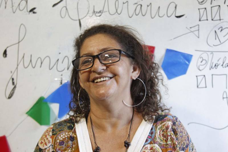 Uma turma formada por 22 internos do Centro de Recuperação Regional de Castanhal (CRRCA) finalizou nesta sexta-feira (29) um curso de arranjo de flores artificiais, oferecido pelo Serviço Nacional de Aprendizagem Rural (Senar), em parceria com a Superintendência do Sistema Penitenciário do Estado (Susipe). O curso faz parte do trabalho desenvolvido pelo setor de reinserção social, que tem como objetivo investir na qualificação profissional e geração de renda, beneficiando internos da unidade prisional. Os detentos aprenderam a confeccionar arranjos de flores utilizando materiais como EVA, tecido tipo voil, tinta spray, tinta para EVA, pincel, tiner, betume, cipó (para osn caules) e gesso para a sustentação dos arranjos nos vasos, além de muita criatividade. Na foto, a professora de Artesanato do Senar, Arlene Batista.
FOTO: AKIRA ONUMA / ASCOM SUSIPE
DATA: 30.06.2018
CASTANHAL - PARÁ <div class='credito_fotos'>Foto: Akira Onuma / Ascom Susipe | <a href='/midias/2018/originais/a92de5d8-1731-4a1c-8fcb-2600ec28e78f.jpg' download><i class='fa-solid fa-download'></i> Download</a></div>